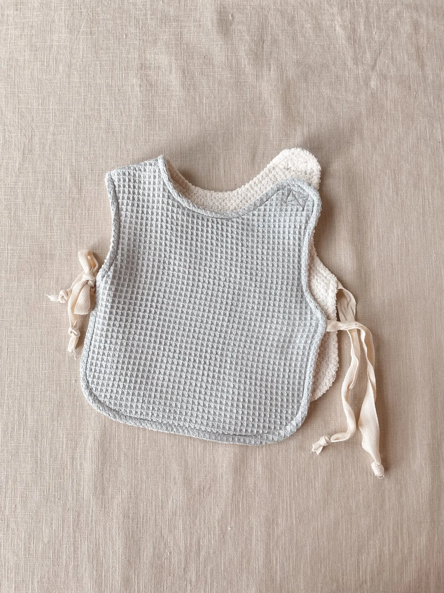 Baby & toddler bib / icy blue