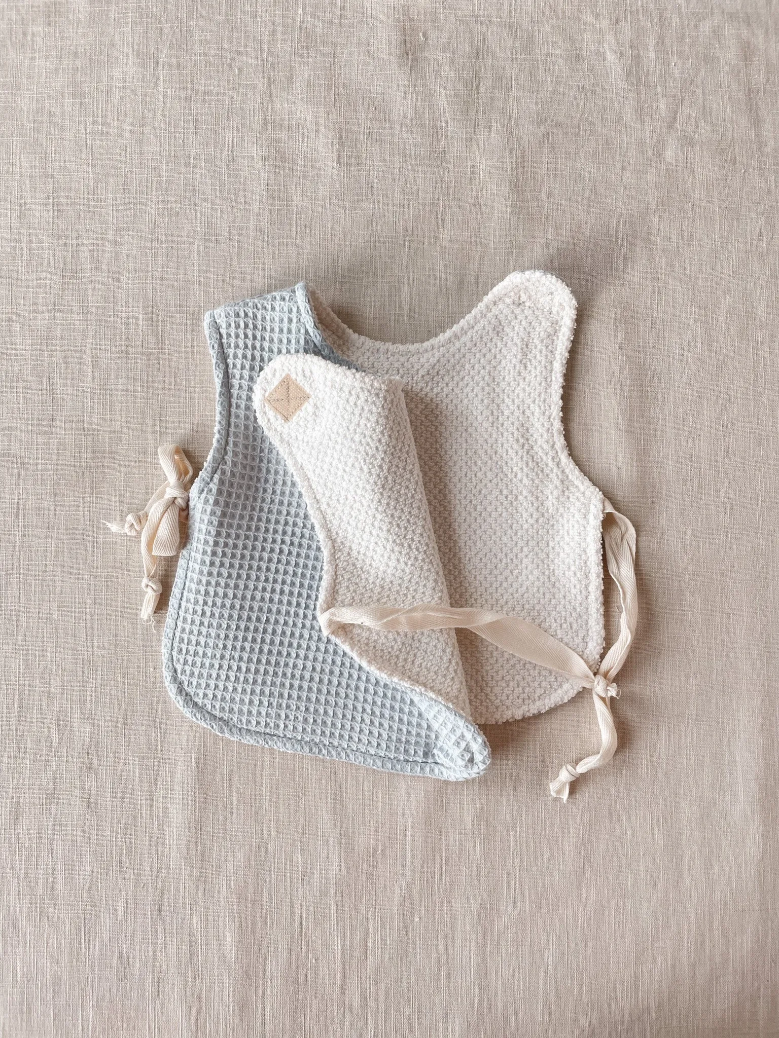 Baby & toddler bib / icy blue