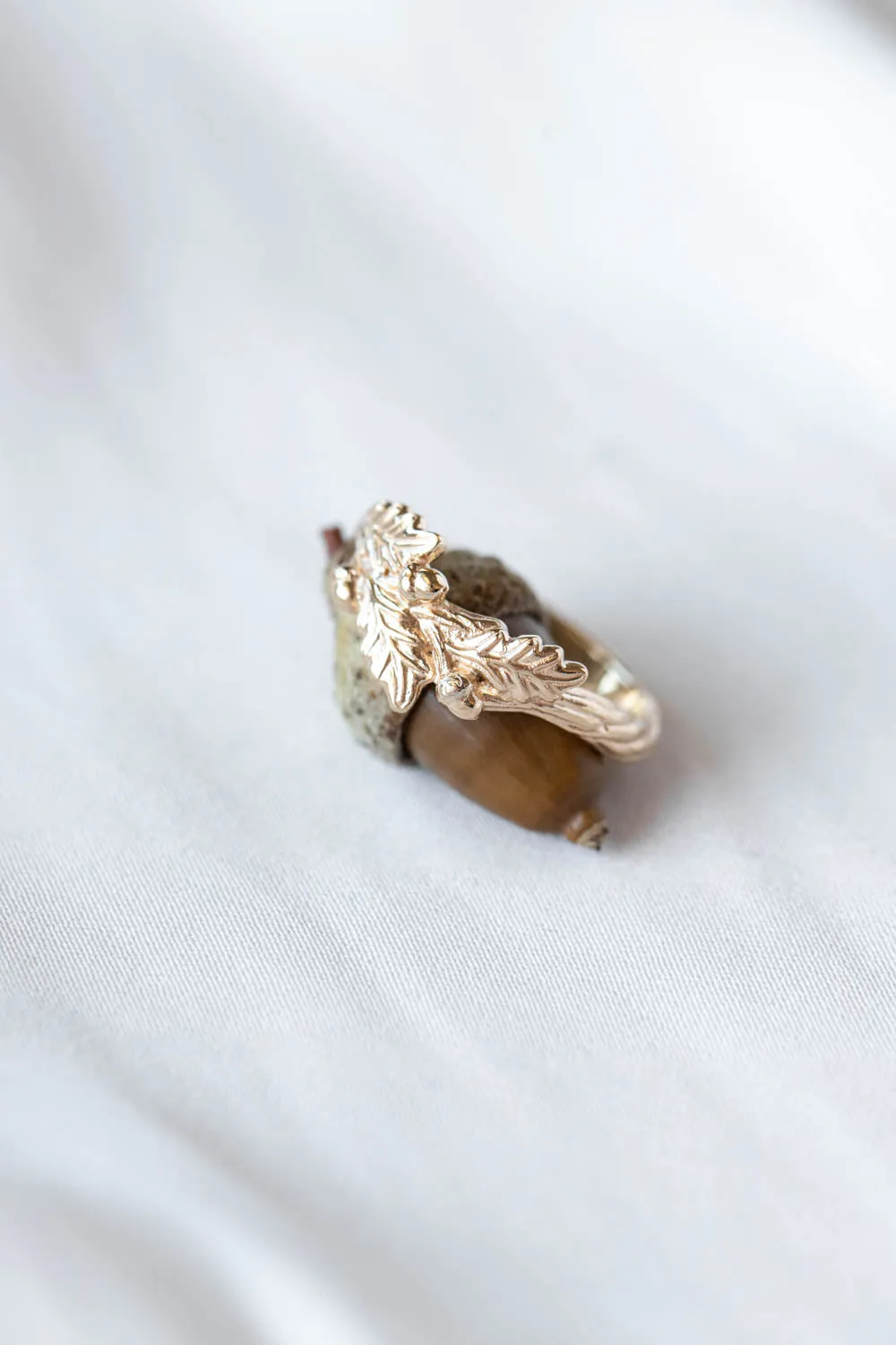 Wedding band with oak tree branch and acorns, unisex gold ring