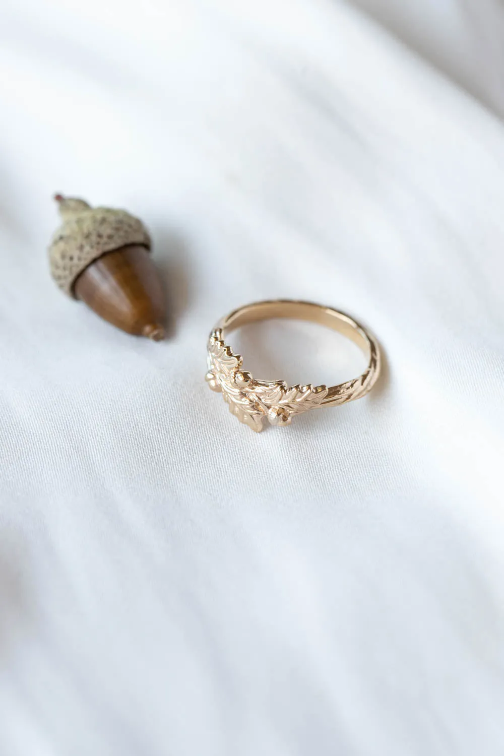 Wedding band with oak tree branch and acorns, unisex gold ring